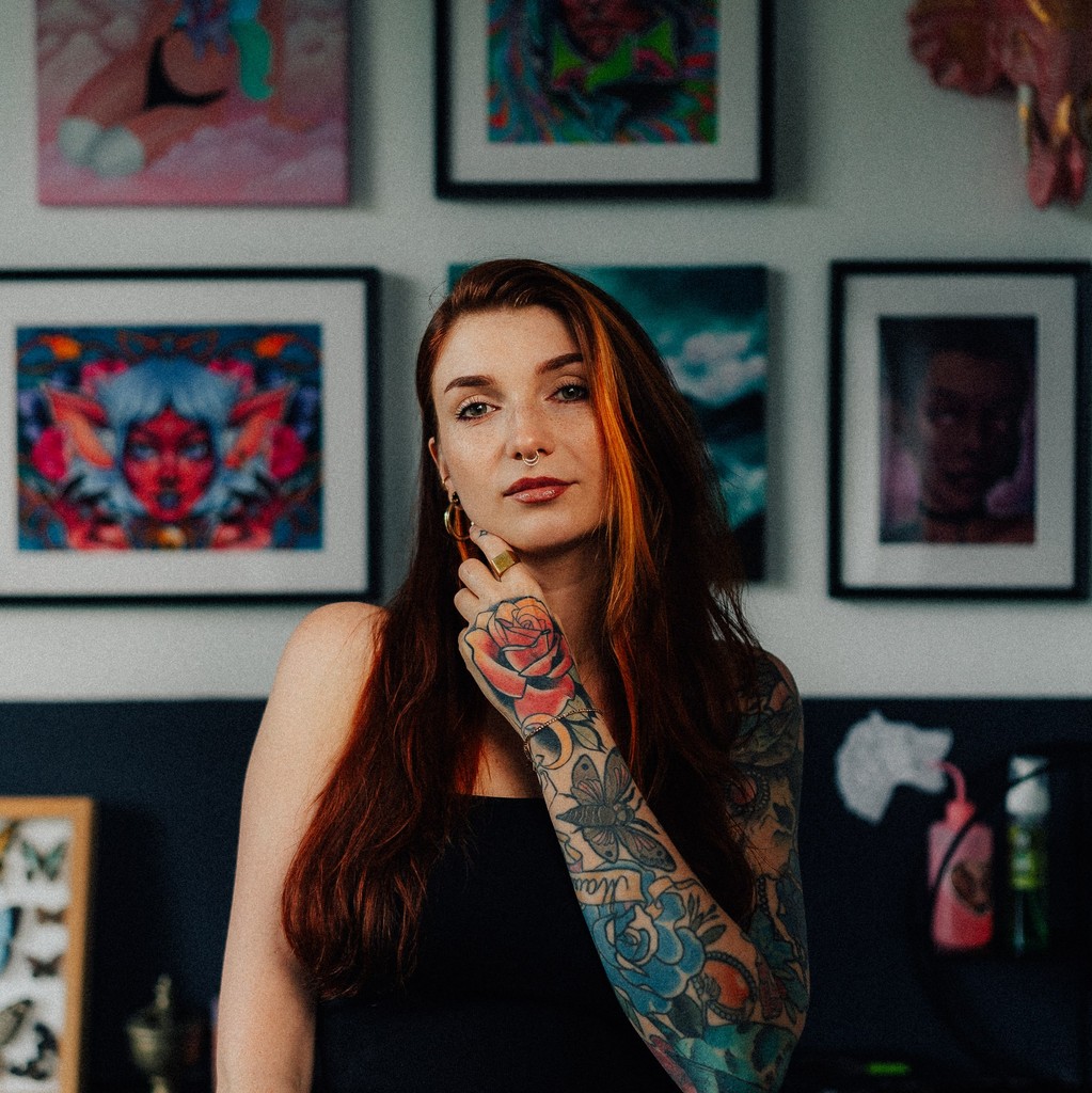 Dorota z Ashi Tattoo, tatuażystka ze studia tatuażu Uroki w Warszawie, specjalizuje się w stylu neotradycyjnym