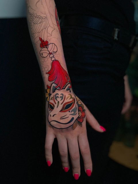 Kolorowy, neotradycyjny, graficzny tatuaż na dłoni, autorstwa Klaudii z Mongo Tattoo