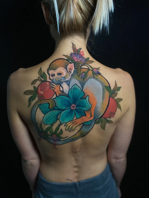 Kolorowy, graficzny tatuaż na plecach i karku, autorstwa Klaudii z Mongo Tattoo