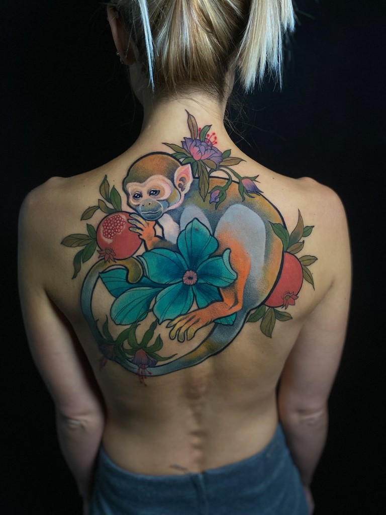 Kolorowy, graficzny tatuaż na plecach i karku, autorstwa Klaudii z Mongo Tattoo