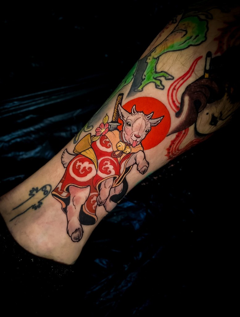 Kolorowy, neotradycyjny tatuaż na kostce, autorstwa Klaudii z Mongo Tattoo