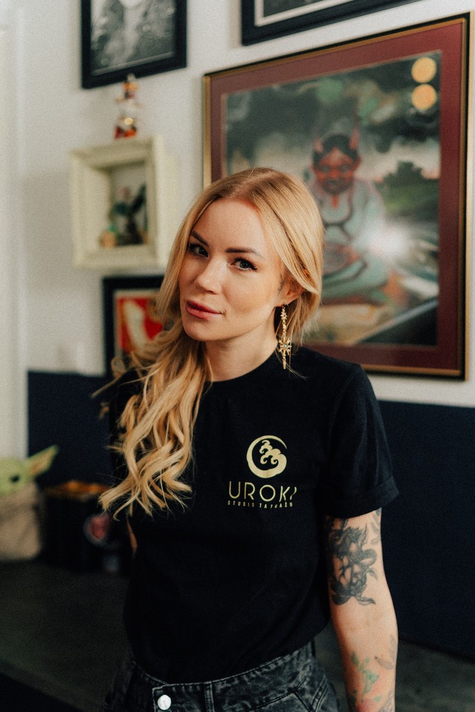 Tatuażystka Klaudia z Mongo Tattoo, specjalistka w stylu graficznym i neotradycyjnym, pracująca w studio tatuażu Uroki w Warszawie