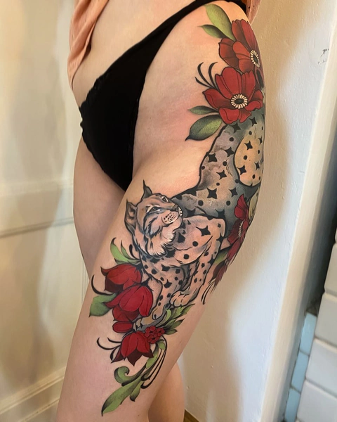 Kolorowy, graficzny, neotradycyjny tatuaż na udzie, wykonany przez Klaudię z Mongo Tattoo
