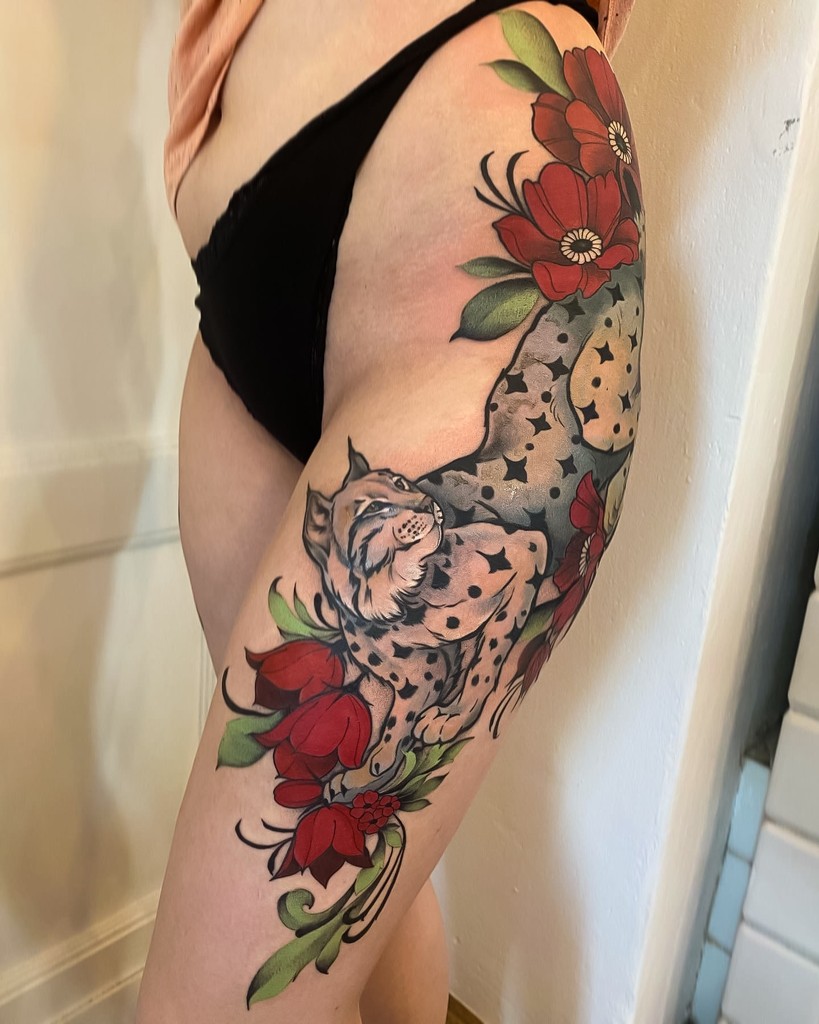 Kolorowy, graficzny, neotradycyjny tatuaż na udzie, wykonany przez Klaudię z Mongo Tattoo