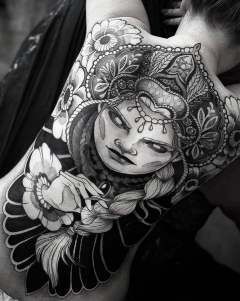 Tatuaż czarno-biały, graficzny, neotradycyjny, ornamentowy na plecach, wykonany przez Klaudię z Mongo Tattoo