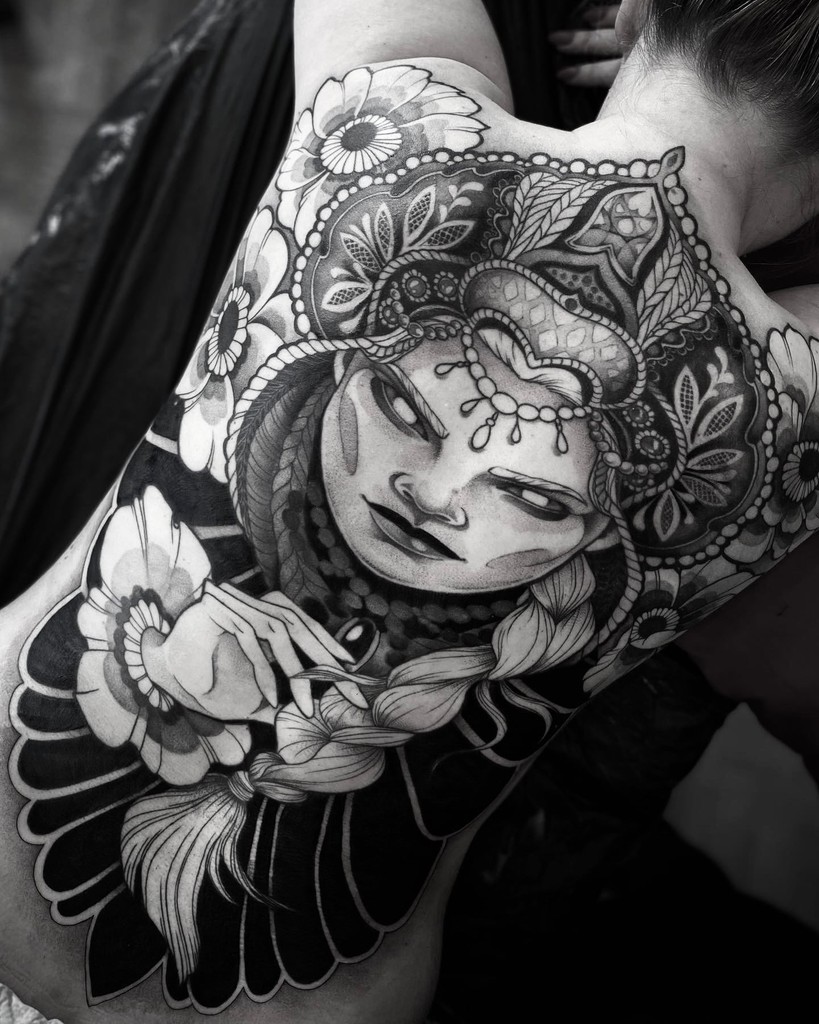 Tatuaż czarno-biały, graficzny, neotradycyjny, ornamentowy na plecach, wykonany przez Klaudię z Mongo Tattoo