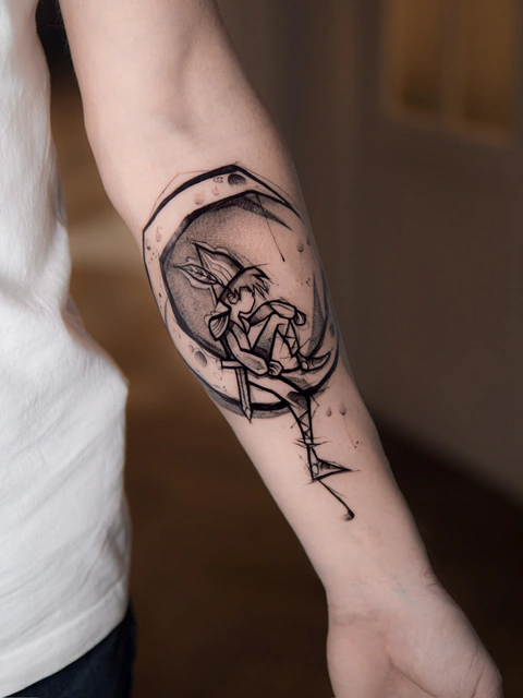Tatuaż czarno-biały w stylu sketch na przedramieniu, autorstwa Kuby Żmiję