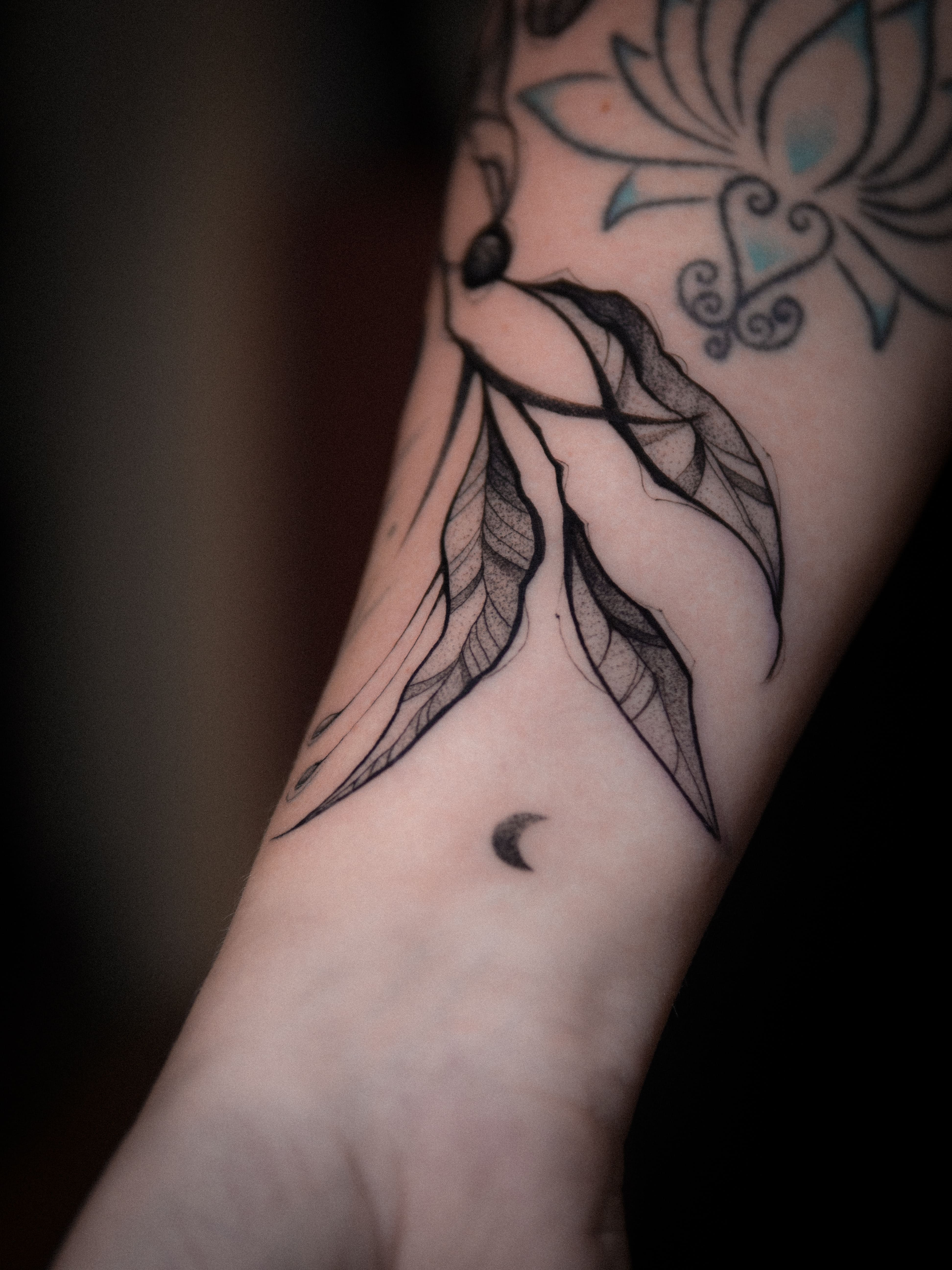 Na zdjęciu czarny mały tatuaż graficzny, dotwork, sketch na przedramieniu, ręce, wykonany w studio tatuażu Uroki w Warszawie 
