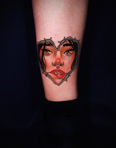 Kolorowy, neotradycyjny tatuaż portret na nodze, wykonany przez Dorotę z Ashi Tattoo