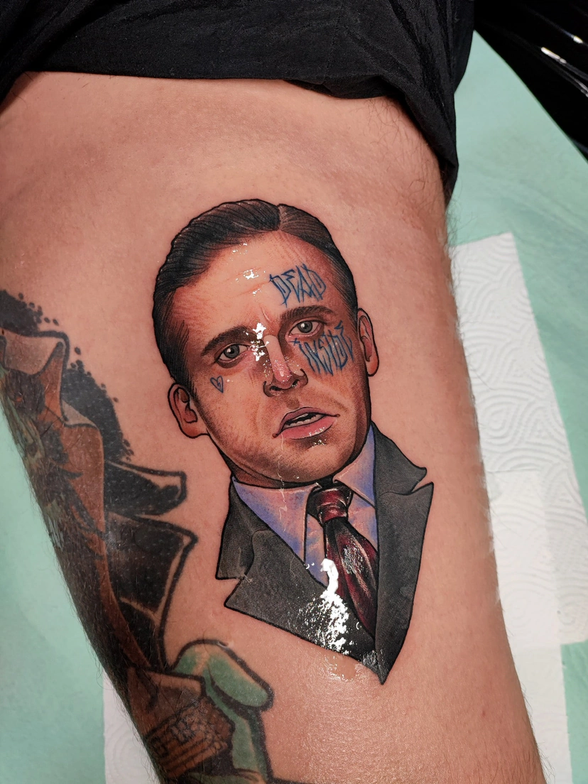 Kolorowy neotradycyjny tatuaż portret na udzie z postacią Michaela Scotta