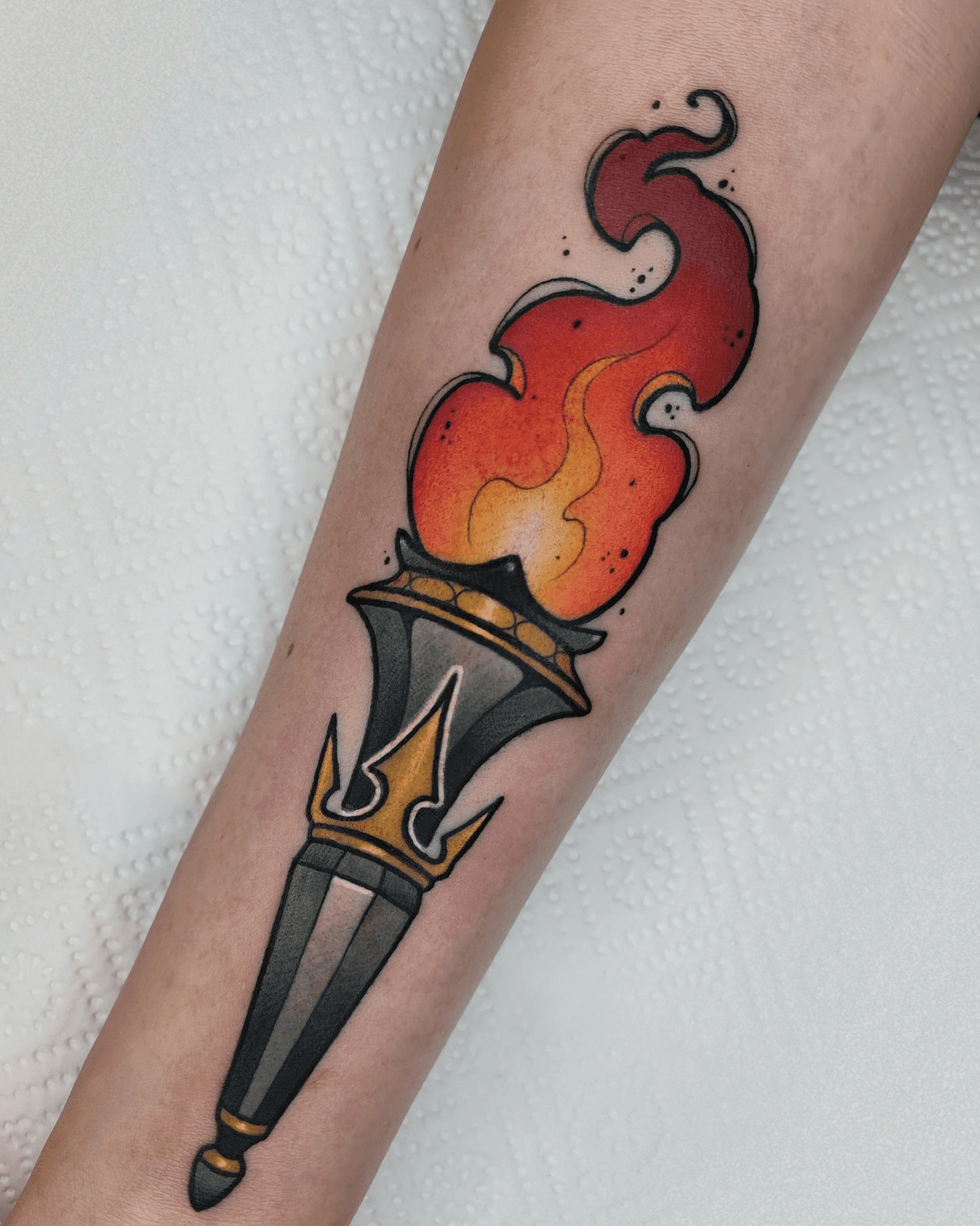 Neotradycyjny tatuaż kolorowy na przedramieniu, wykonany przez Dorotę z Ashi Tattoo