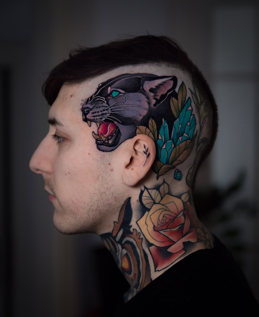 Kolorowy neotradycyjny tatuaż na głowie, wykonany przez tatuażystkę Dorotę z Ashi Tattoo