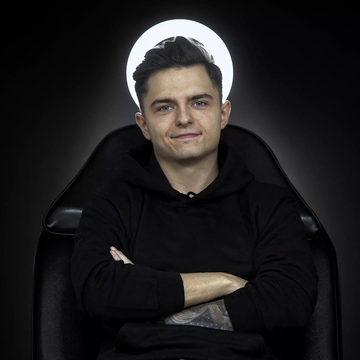 Patryk, tatuażysta ze studia tatuażu Uroki w Warszawie, specjalizuje się w stylu realistycznym