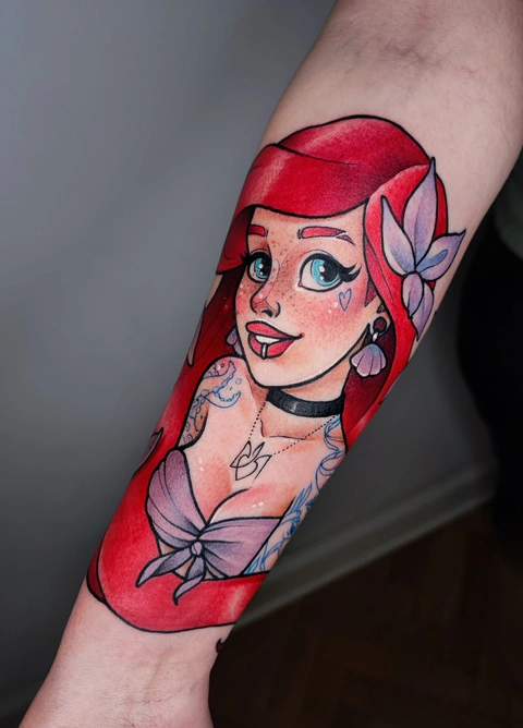 Kolorowy, neotradycyjny tatuaż na przedramieniu, autorstwa Doroty z Ashi Tattoo