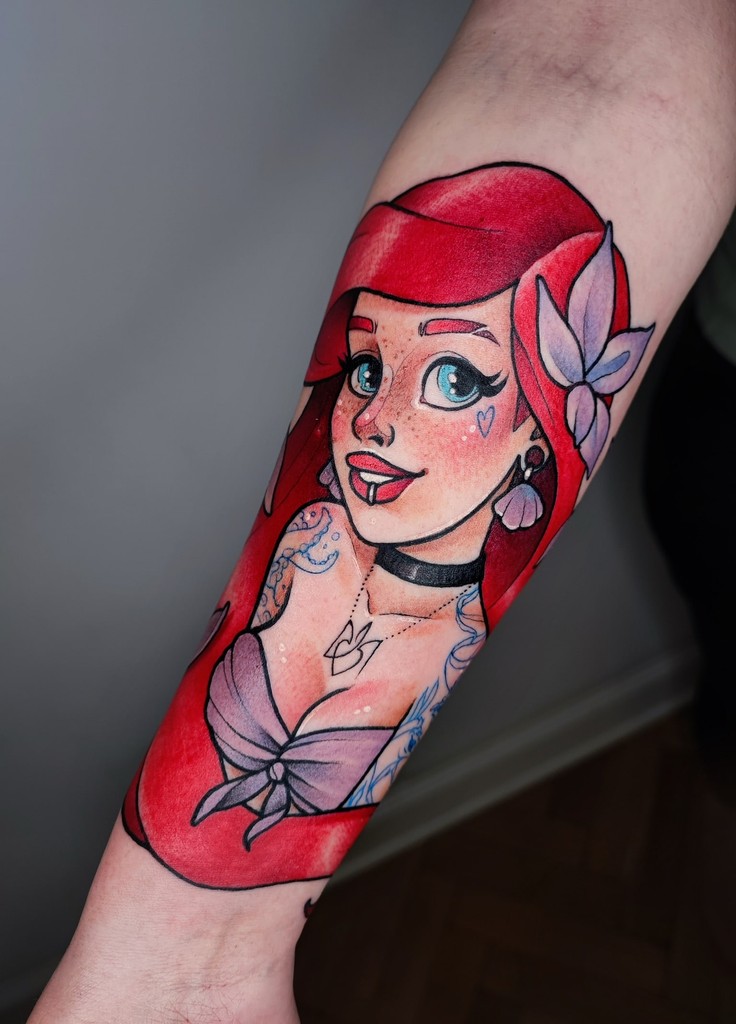 Kolorowy, neotradycyjny tatuaż na przedramieniu, autorstwa Doroty z Ashi Tattoo