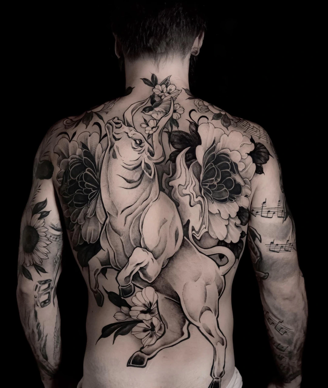Graficzny, czarno-biały tatuaż na plecach i karku, wykonany przez Klaudię z Mongo Tattoo