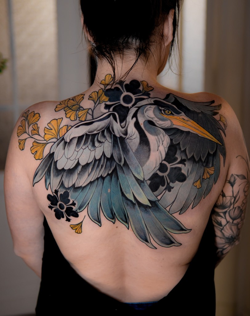 Kolorowy, neotradycyjny, graficzny tatuaż na plecach i karku, wykonany przez Klaudię z Mongo Tattoo