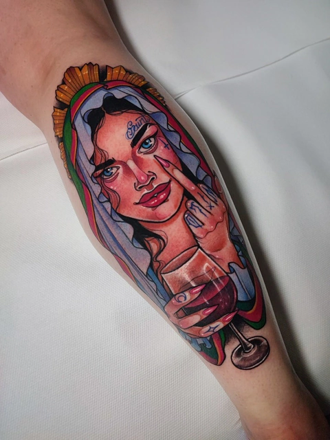 Kolorowy, neotradycyjny tatuaż na nodze, udzie, wykonany przez Dorotę z Ashi Tattoo