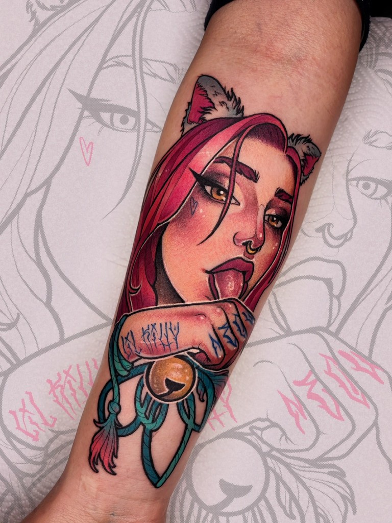 Kolorowy, neotradycyjny tatuaż na przedramieniu, wykonany przez tatuażystkę Dorotę z Ashi Tattoo