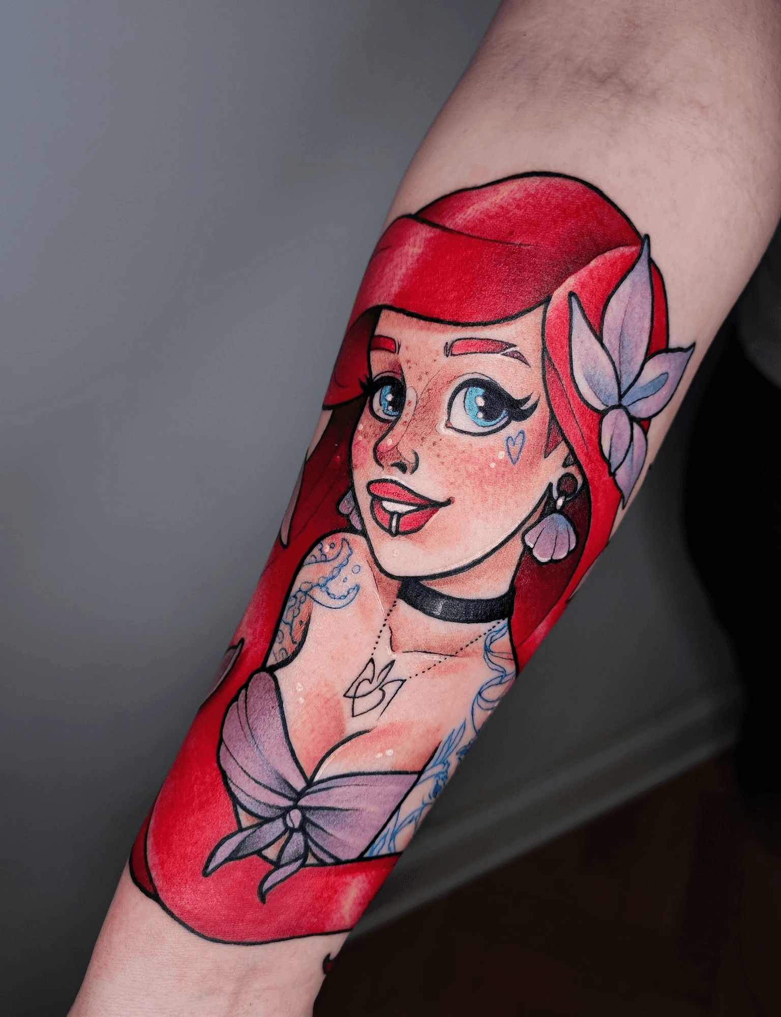 Kolorowy, neotradycyjny tatuaż na przedramieniu, autorstwa Doroty z Ashi Tattoo