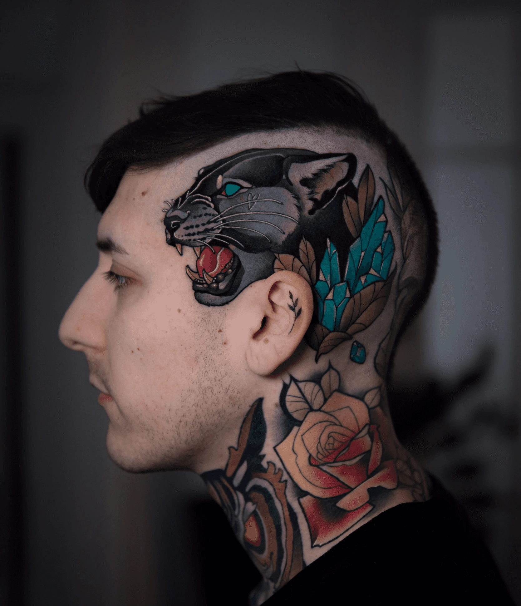 Kolorowy neotradycyjny tatuaż na głowie, wykonany przez tatuażystkę Dorotę z Ashi Tattoo