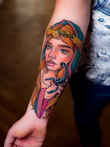 Neotradycyjny tatuaż kolorowy na przedramieniu, wykonany przez Dorotę z Ashi Tattoo