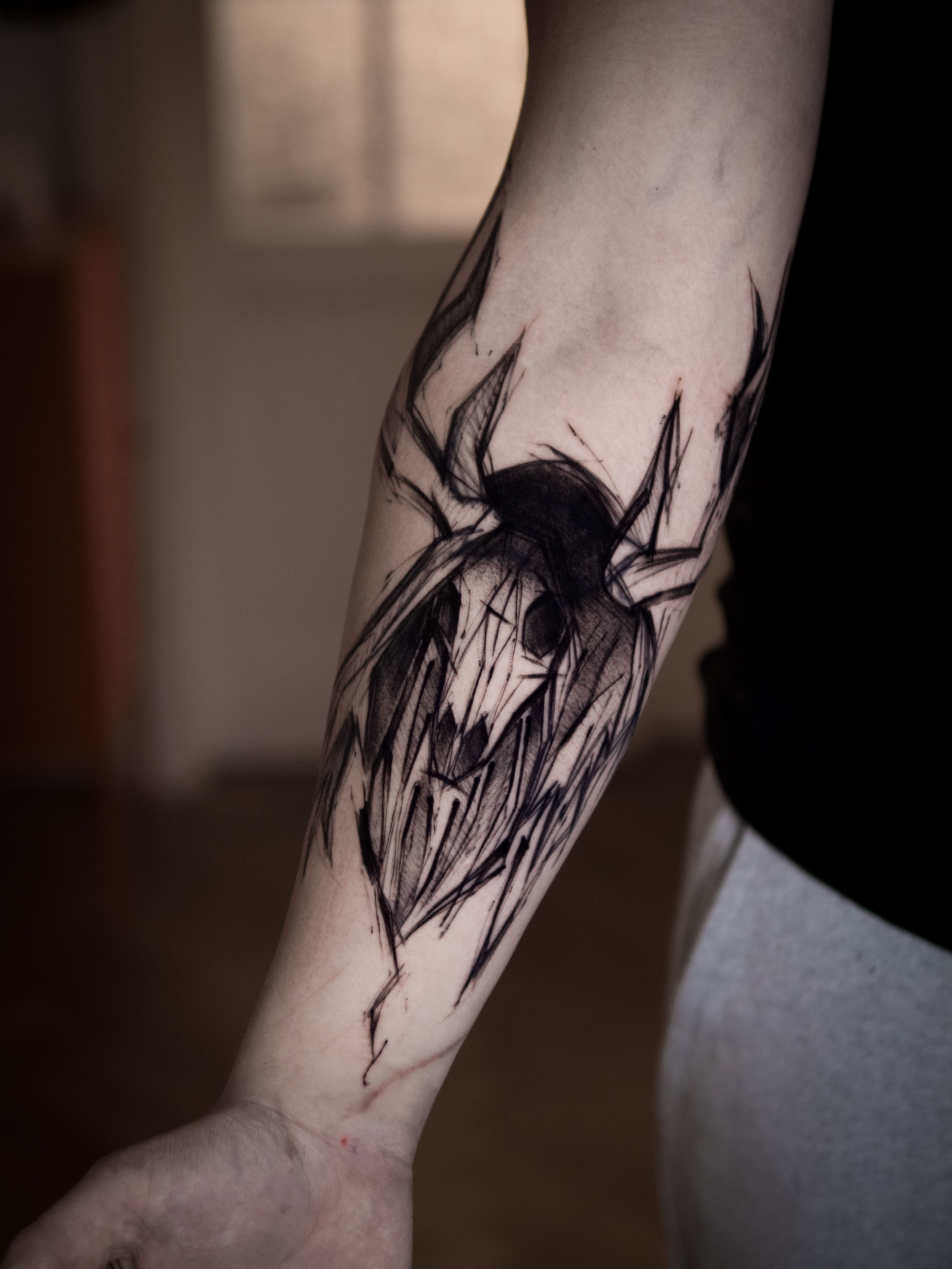 Na zdjęciu czarny tatuaż sketch blackwork wykonany na przedramieniu, ręce przedstawiający postać leszego z wiedźmina, wykonany w studio tatuażu Uroki w Warszawie