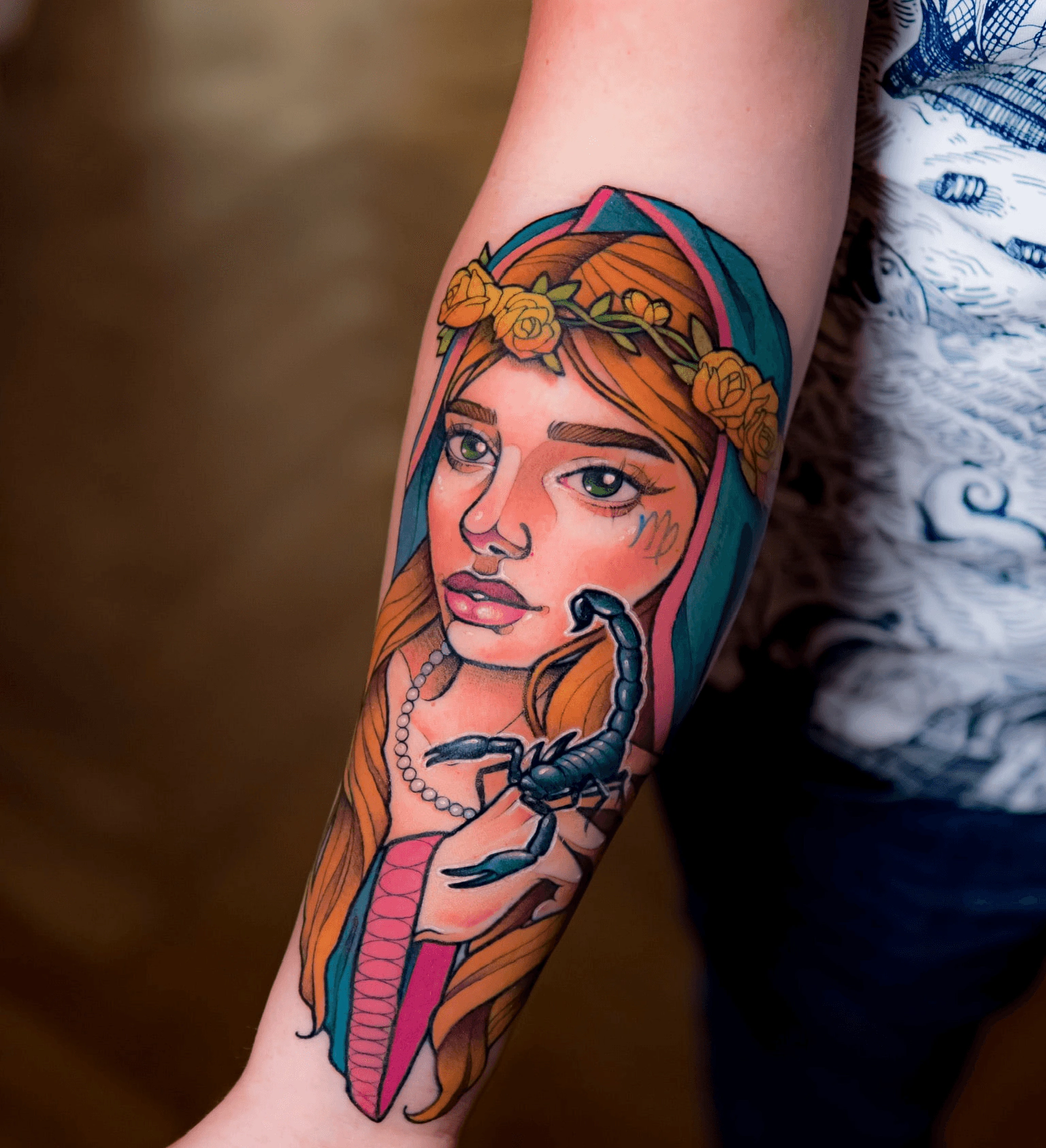 Neotradycyjny tatuaż kolorowy na przedramieniu, wykonany przez Dorotę z Ashi Tattoo
